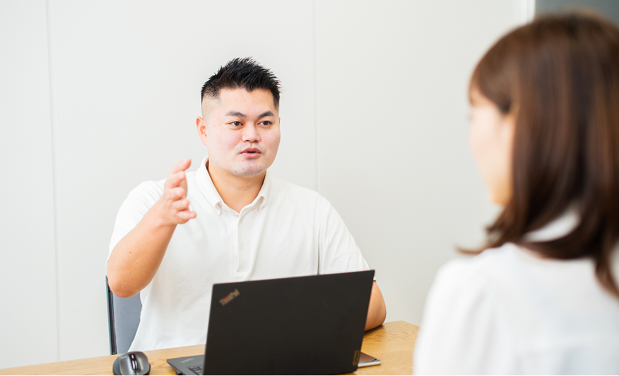 評価について話し合う上司と部下