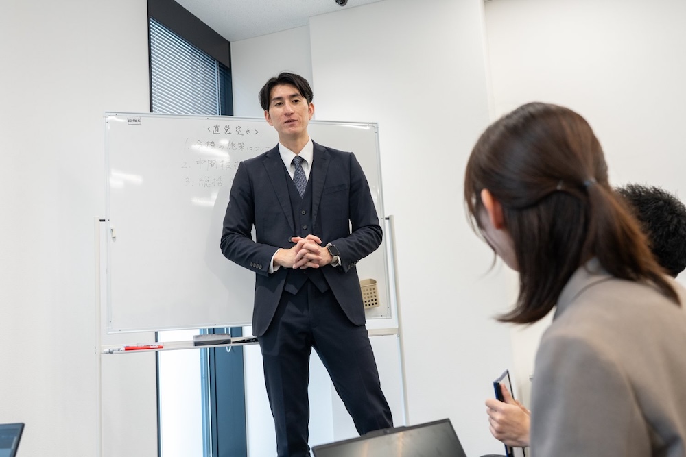 プレゼンテーションをしている社員の様子