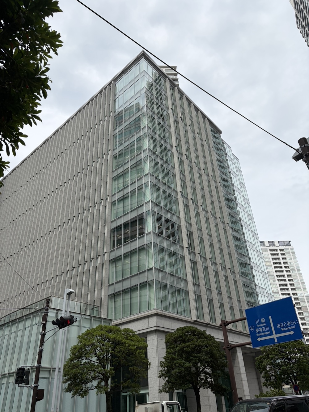 アズーム横浜支店が入る建物の外観