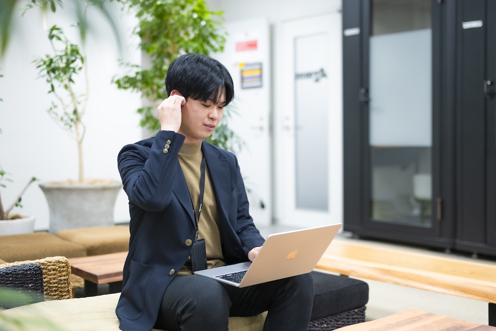 オフィスのデスク以外で業務を行う社員の様子
