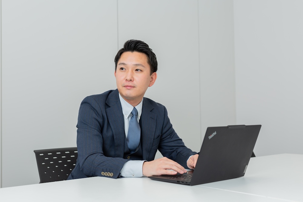 法人営業部の社員が会議室で打ち合わせをしている様子