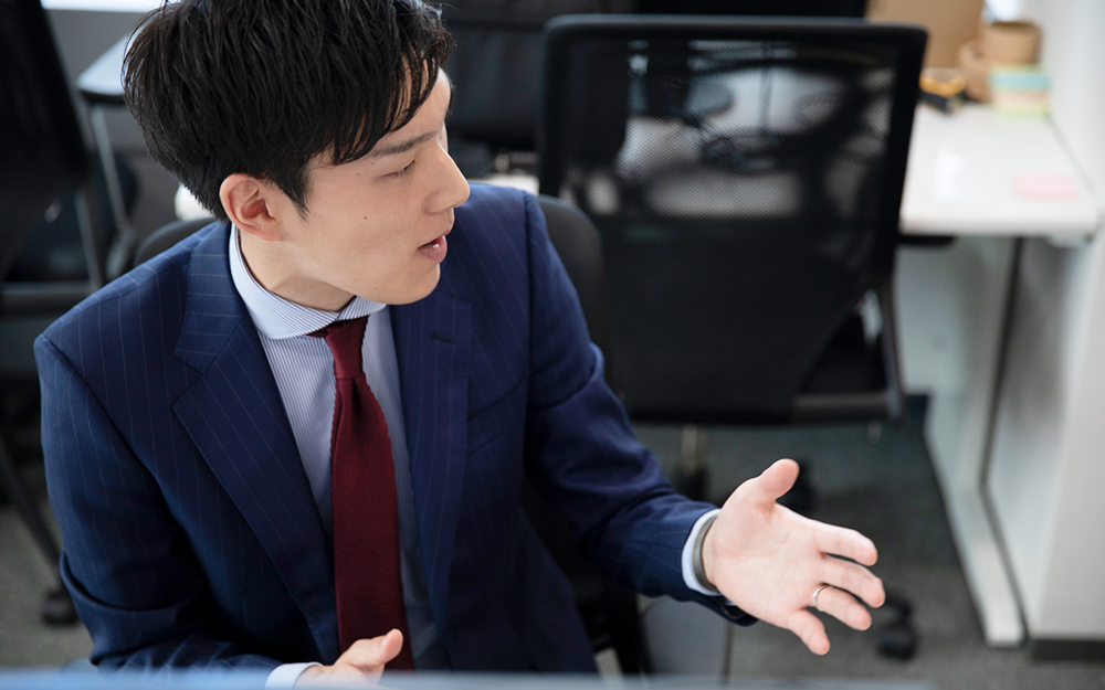 業務中に意見交換をする社員