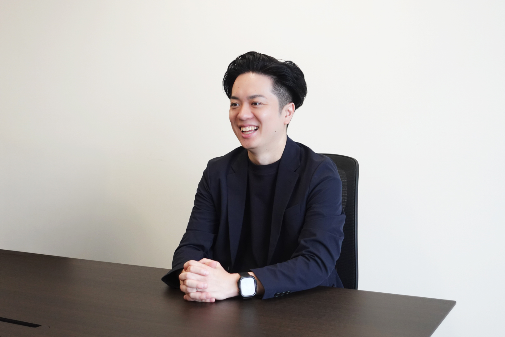 現在の株式会社ダイバース代表取締役が打ち合わせで話している様子