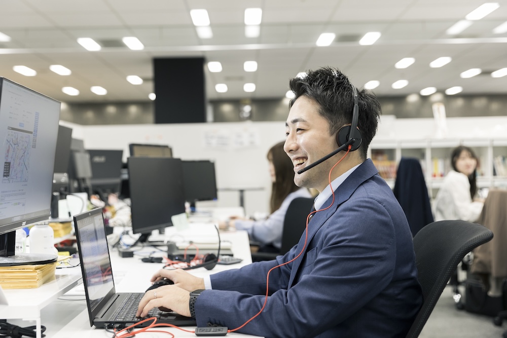 社員がお客様の電話対応を行っている様子