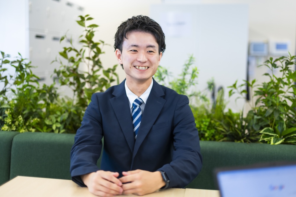 社員がお客様とお打ち合わせの中で談笑している様子