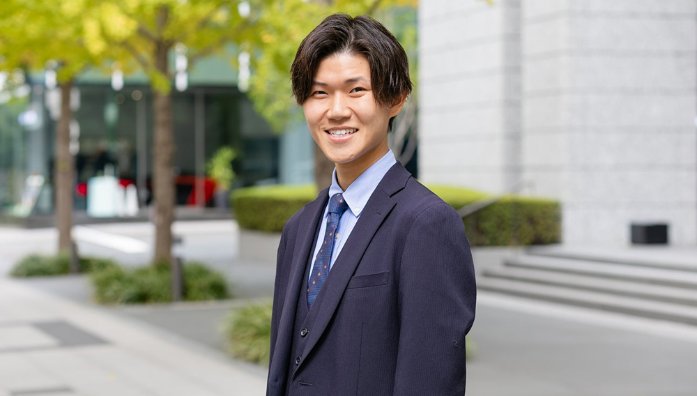 アズームで働く社員のさわやかな写真